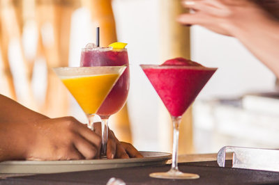 葡萄酒 正餐中的完美伴侣与餐饮服务的核心要素