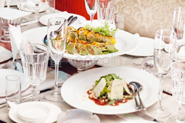 圣诞晚会餐饮服务 正餐与饮料的完美搭配