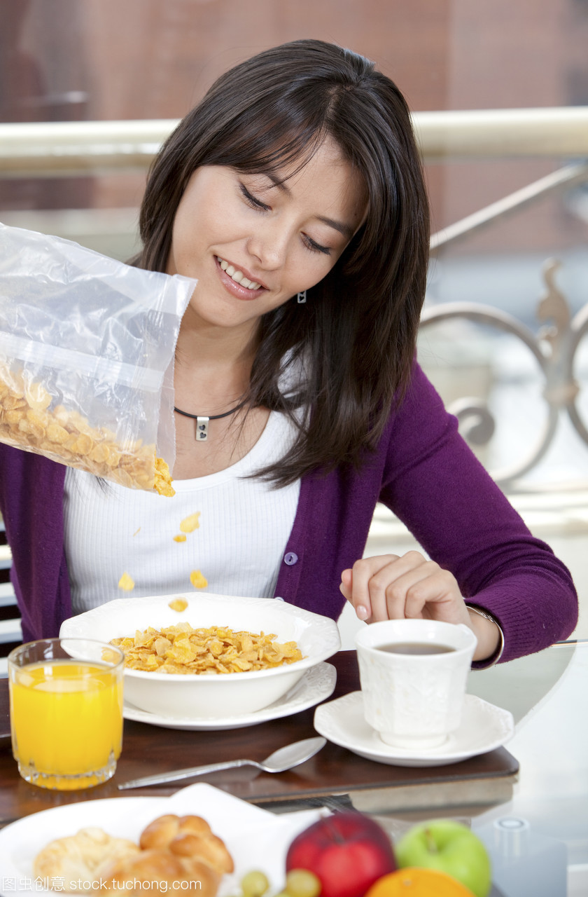 清晨的一杯橙汁 点亮健康生活方式的美丽开端